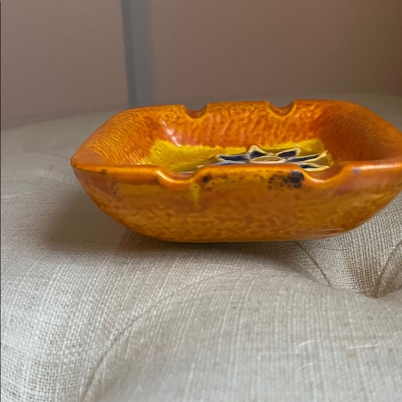 Vintage Mid Century-Modern Floral Ceramic Ashtray in Orange and Blue - Picture 5 of 7